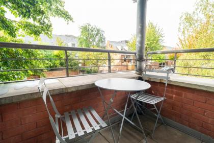 Kings Cross 2 bed apartment - image 11