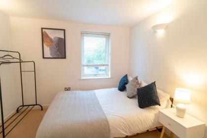 Kings Cross 2 bed apartment - image 4