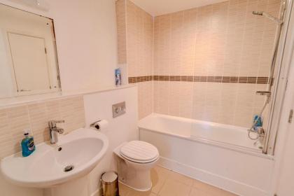 Kings Cross 2 bed apartment - image 9