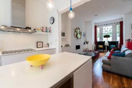 The Clapham Crib - Spacious 4BDR House with Patio - image 12