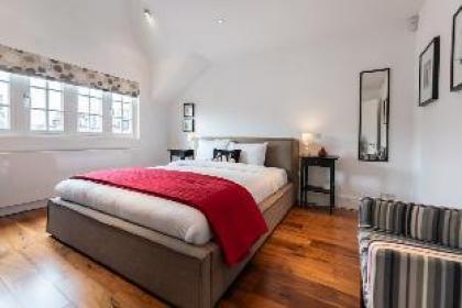 The Clapham Crib - Spacious 4BDR House with Patio - image 14