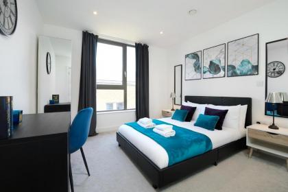 2BR/2Bath Aldgate East Modern Flat with Balcony! - image 1