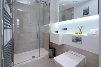 2BR/2Bath Aldgate East Modern Flat with Balcony! - image 11