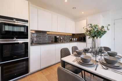 2BR/2Bath Aldgate East Modern Flat with Balcony! - image 14