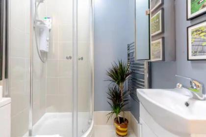 Modern-Victorian Studio Flat - 10 Mins to Camden! - image 9