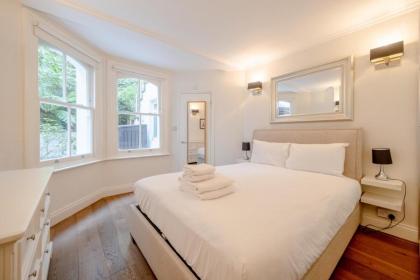 Gorgeous 2BD Flat with Patio - South Kensington! - image 1