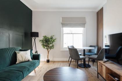 Stunning & Stylish 2 Bed Flat in West London l Shepherd's Bush l Acton - image 15