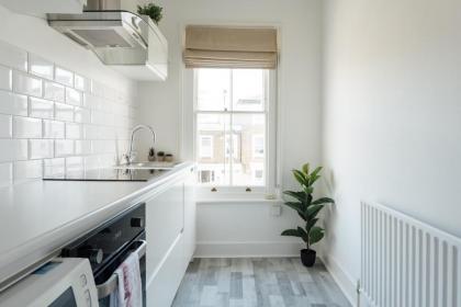 Stunning & Stylish 2 Bed Flat in West London l Shepherd's Bush l Acton - image 18