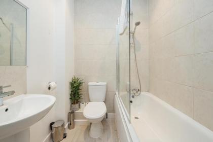 Stunning & Stylish 2 Bed Flat in West London l Shepherd's Bush l Acton - image 8