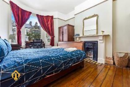 Peaceful 2-bedroom flat near Queens Park Station - image 11