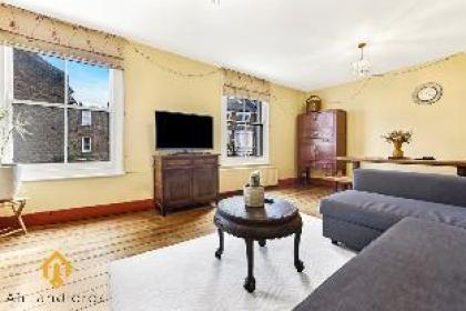 Peaceful 2-bedroom flat near Queens Park Station - image 2