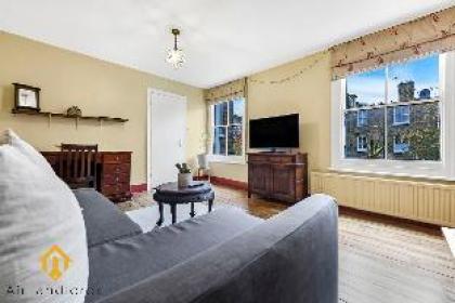 Peaceful 2-bedroom flat near Queens Park Station - image 3