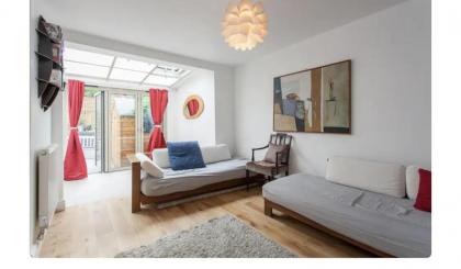 Modern Bright Shoreditch 2-Bed Apartment in London - image 2