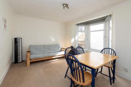 Spacious 1BD Flat w Garden - Hammersmith! London