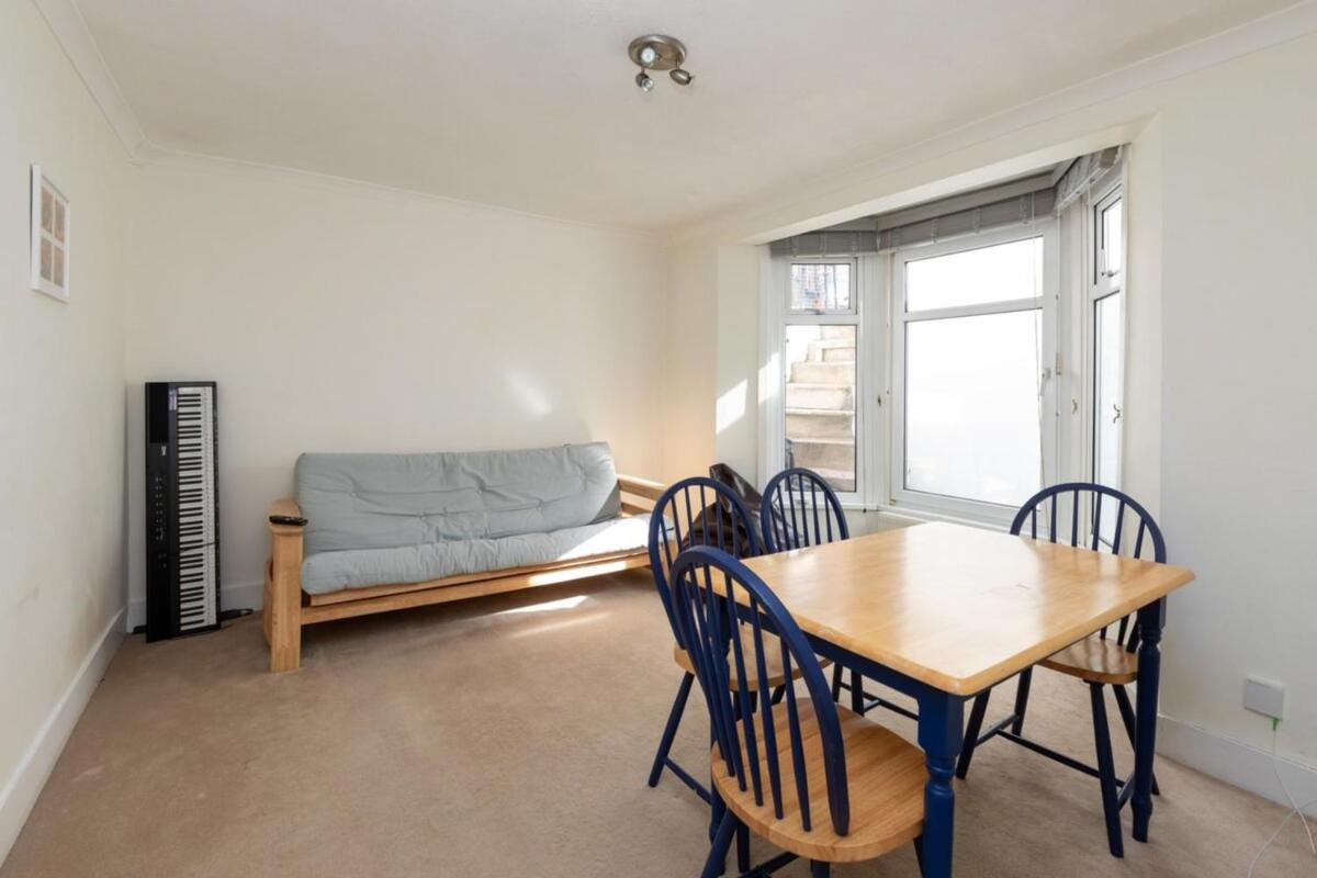 Spacious 1BD Flat w Garden - Hammersmith! - main image