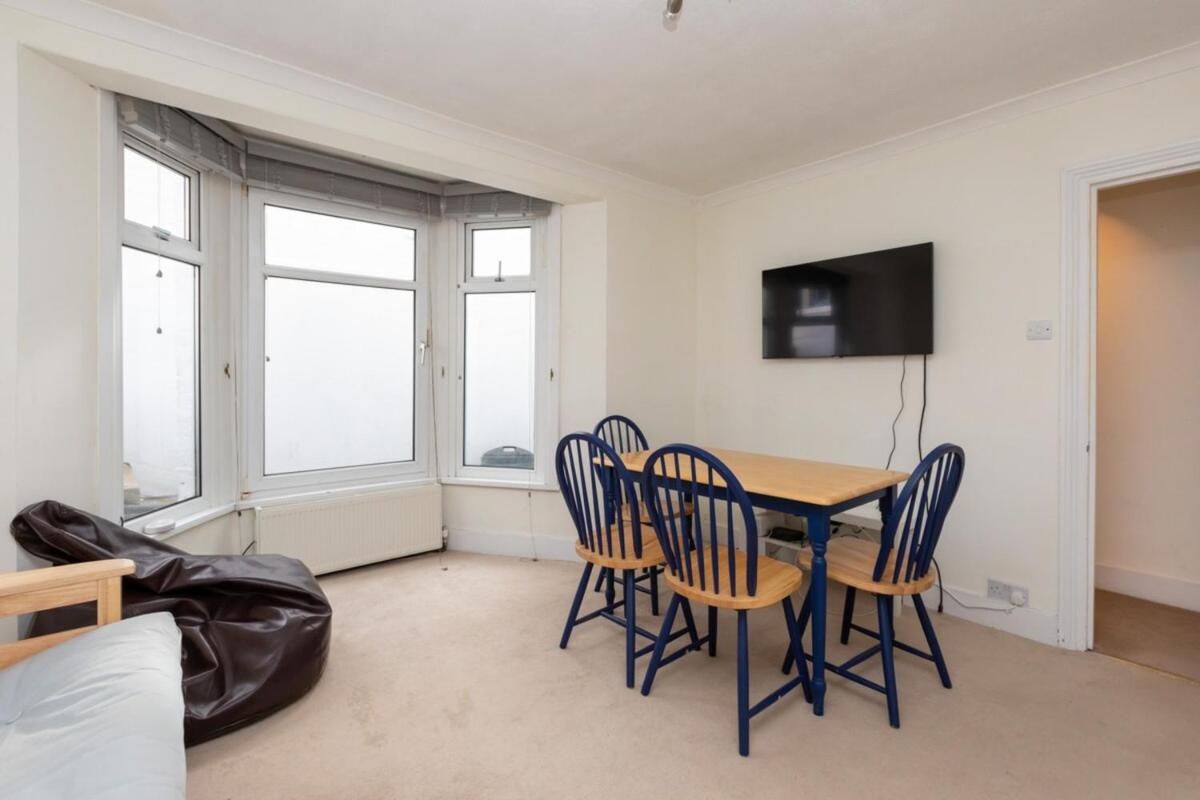 Spacious 1BD Flat w Garden - Hammersmith! - image 2