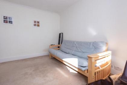 Spacious 1BD Flat w Garden - Hammersmith! - image 3