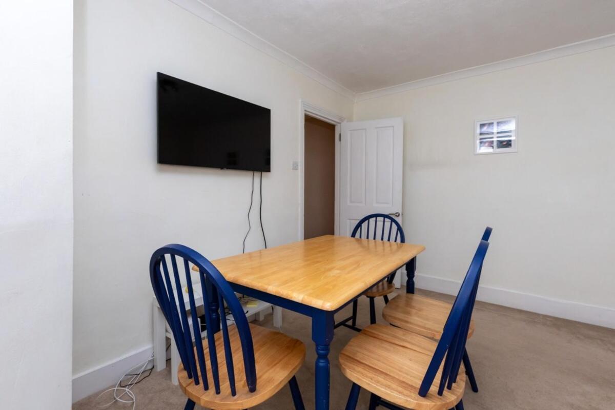 Spacious 1BD Flat w Garden - Hammersmith! - image 6