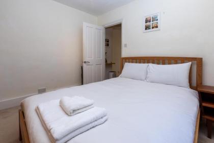 Spacious 1BD Flat w Garden - Hammersmith! - image 8