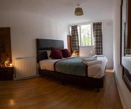 Very Spacious and beautiful 4-Bed House in London - image 13