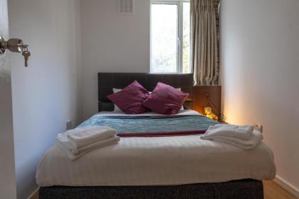 Very Spacious and beautiful 4-Bed House in London - image 16