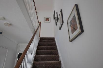 Very Spacious and beautiful 4-Bed House in London - image 18