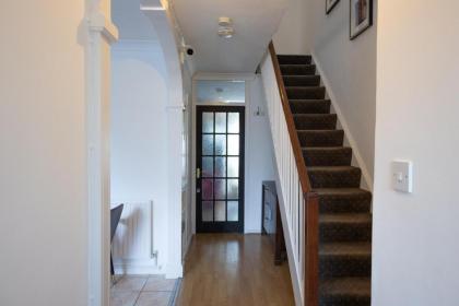 Very Spacious and beautiful 4-Bed House in London - image 20