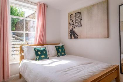 Trendy & Central 2BD Flat -Brick Lane Shoreditch! - image 2