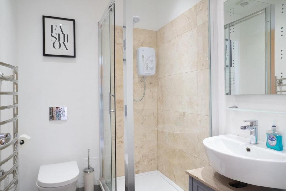 Trendy & Central 2BD Flat -Brick Lane Shoreditch! - image 3