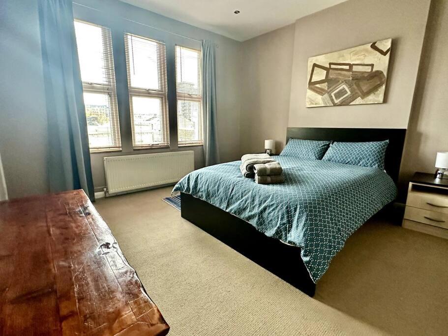 Luxury 2 bed flat Kings Road Fulham - main image