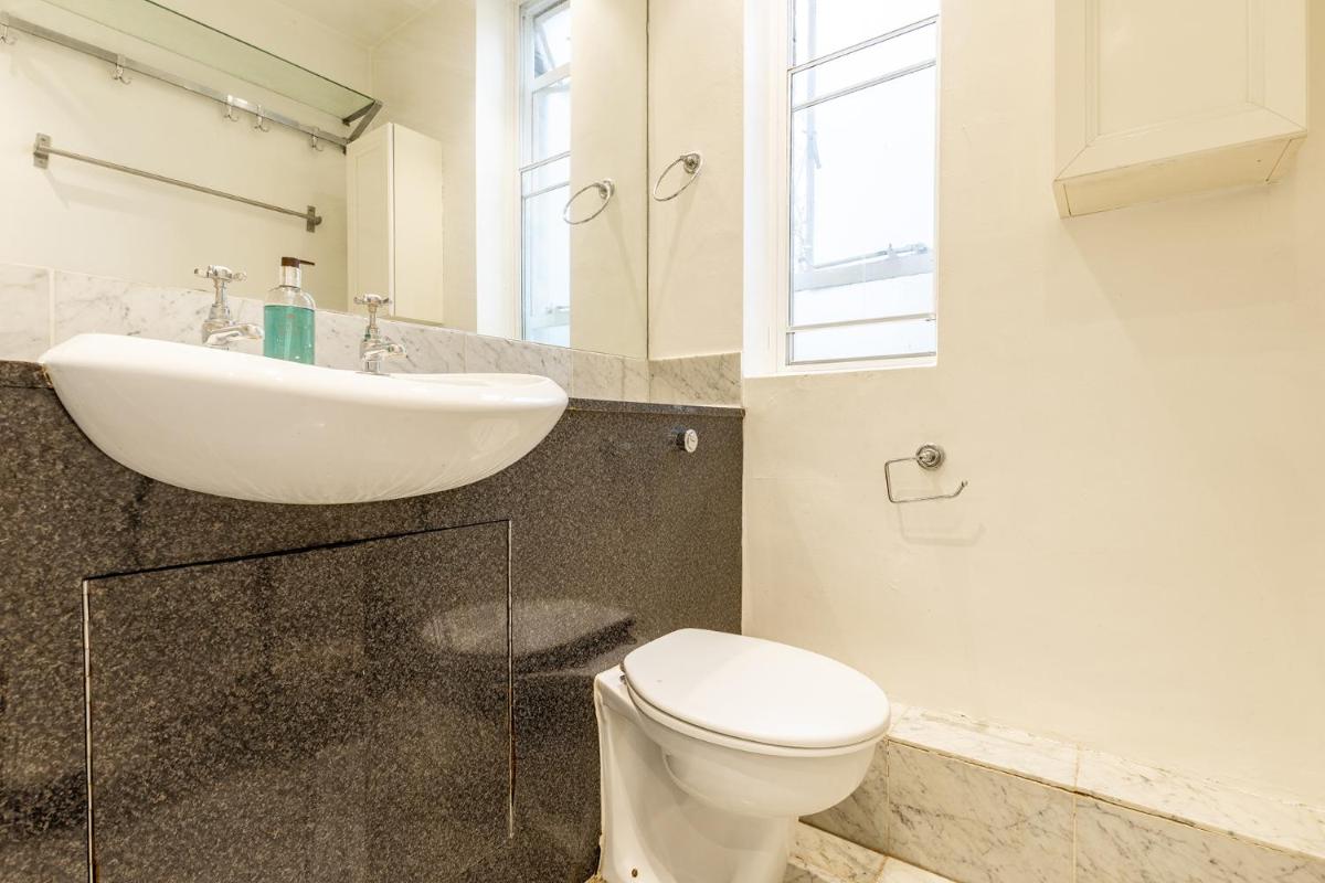 2 Bed Central London Apartment - image 7