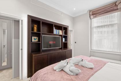 Victoria One Bedroom Luxury Apartment - image 6