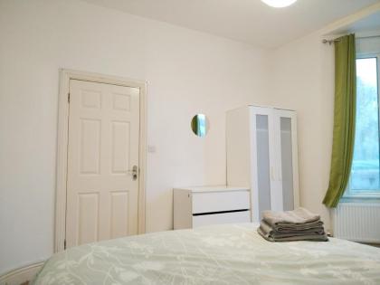 Cosy Rooms near Canary Wharf & the O2 - image 11