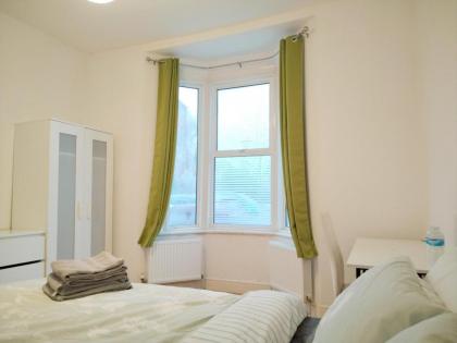 Cosy Rooms near Canary Wharf & the O2 - image 9