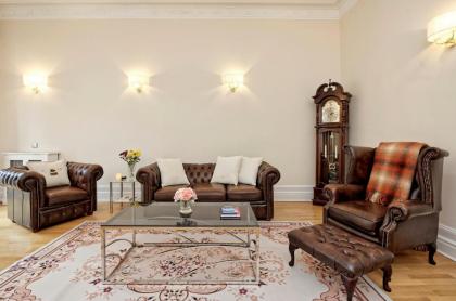 Historic Whitehall flat in SW1 by UnderTheDoormat - image 3