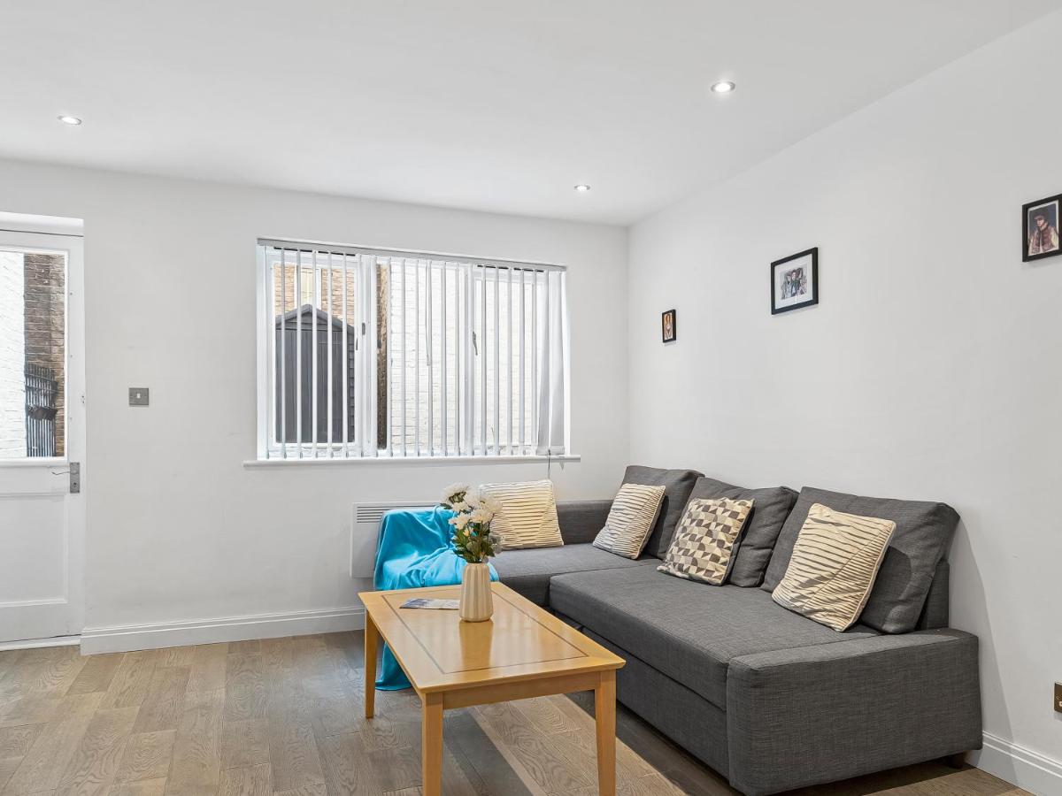 Central London Gateway -1 Bedroom Apartment Patio and Modern Amenities - main image