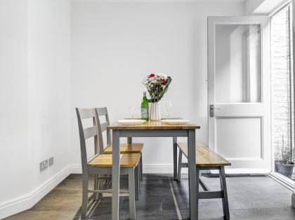 Central London Gateway -1 Bedroom Apartment Patio and Modern Amenities - image 3