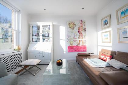 Bright Belgravia Home by UnderTheDoormat - image 11