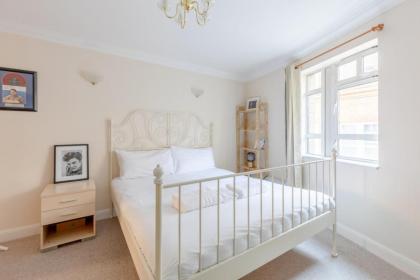 Spacious 3BD Flat - 14 Mins to Buckingham Palace! - image 11