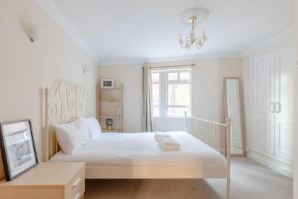 Spacious 3BD Flat - 14 Mins to Buckingham Palace! - image 12