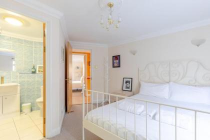 Spacious 3BD Flat - 14 Mins to Buckingham Palace! - image 14