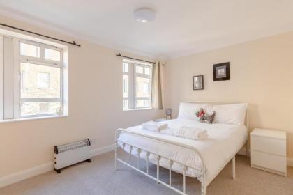 Spacious 3BD Flat - 14 Mins to Buckingham Palace! - image 15