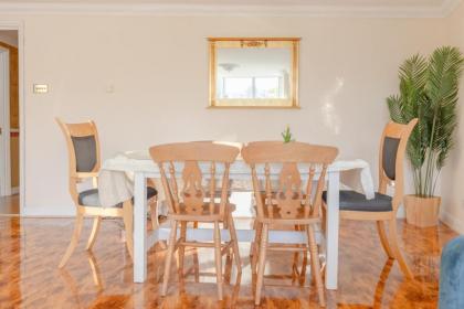 Spacious 3BD Flat - 14 Mins to Buckingham Palace! - image 9