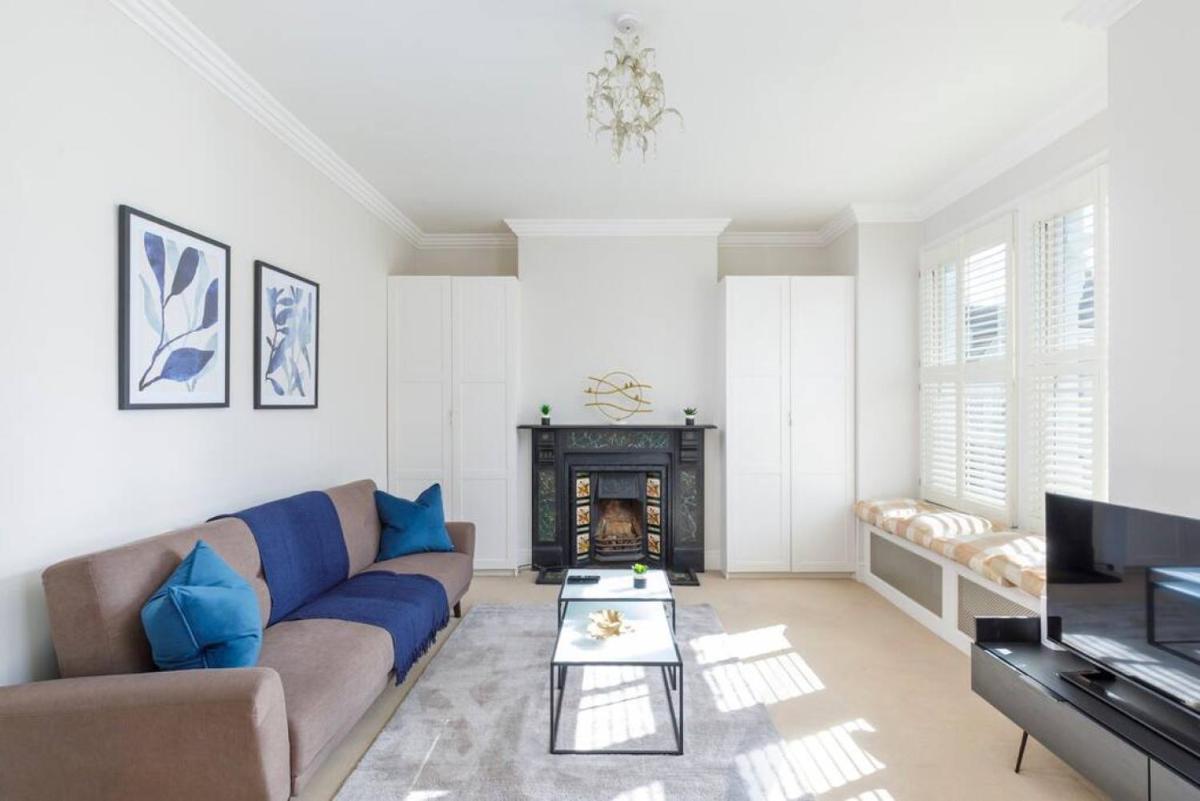 Family-Friendly 2-Bedroom Home with Terrace in the Heart of Fulham London - main image