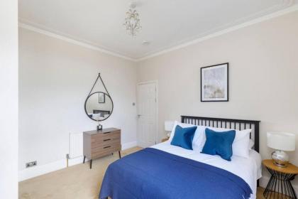 Family-Friendly 2-Bedroom Home with Terrace in the Heart of Fulham London - image 10