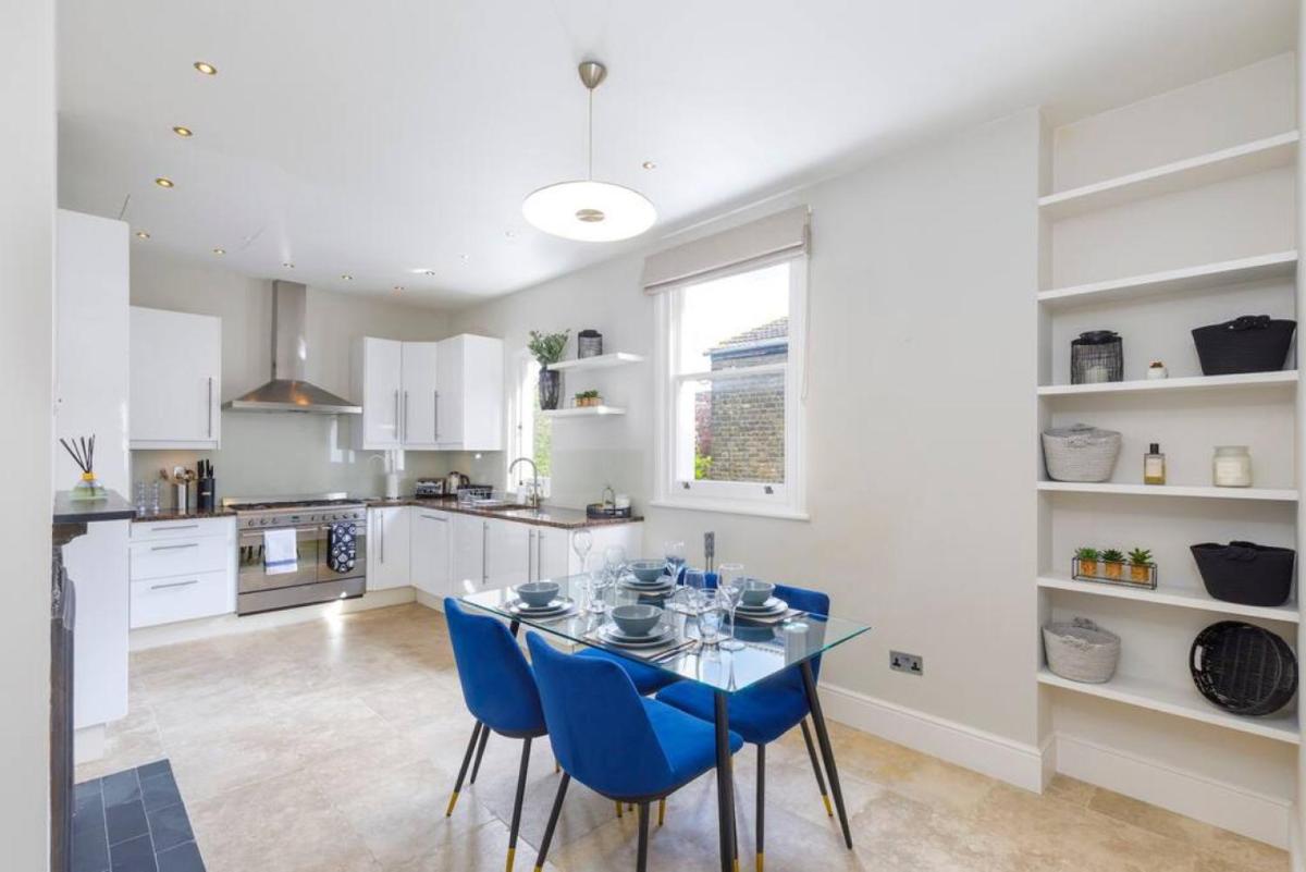 Family-Friendly 2-Bedroom Home with Terrace in the Heart of Fulham London - image 2