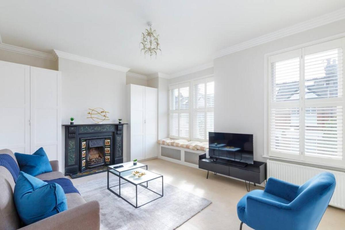 Family-Friendly 2-Bedroom Home with Terrace in the Heart of Fulham London - image 3