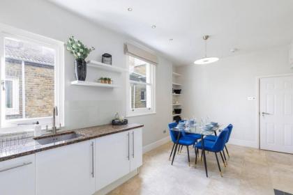 Family-Friendly 2-Bedroom Home with Terrace in the Heart of Fulham London - image 4