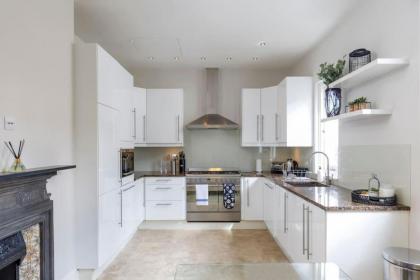 Family-Friendly 2-Bedroom Home with Terrace in the Heart of Fulham London - image 6