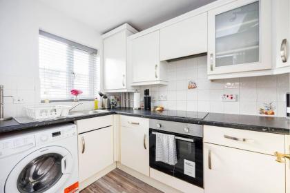 Remarkable 2-Bed House in Barking - image 19